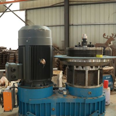 Płaska maszyna do pelletu drzewnego 1100 kg / H 800 kg / H Oszczędność energii Odporna na rdzę