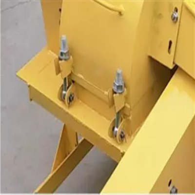 W pełni automatyczna maszyna do mielenia trocin 600 kg / H 11 kW Rozdrabniacz do drewna 400 mm Dia Disc