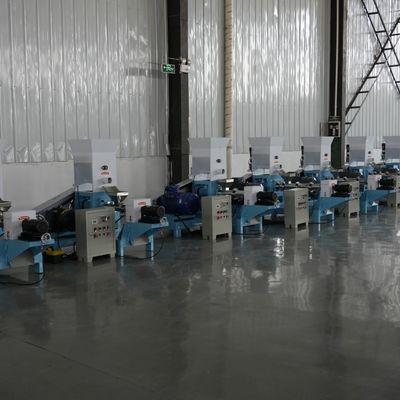 Mini pływająca maszyna do wytłaczania pelletu z karmą dla ryb 40 - 50 kg / h