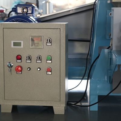 Pływająca maszyna do peletek na małą skalę o mocy 55 kW 700 kg / h z dwoma rękawami