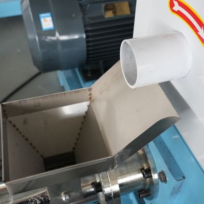 400 kg / H ODM Pływająca linia do produkcji peletek do paszy dla ryb Pojedyncza śruba 90 mm