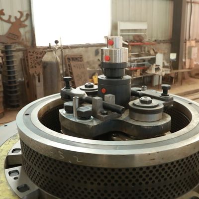 Płaska maszyna do pelletu drzewnego 1100 kg / H 800 kg / H Oszczędność energii Odporna na rdzę