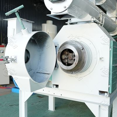 Mała zautomatyzowana maszyna do produkcji paszy dla kurczaków Maszyna do peletowania paszy dla zwierząt 350-450 kg / h